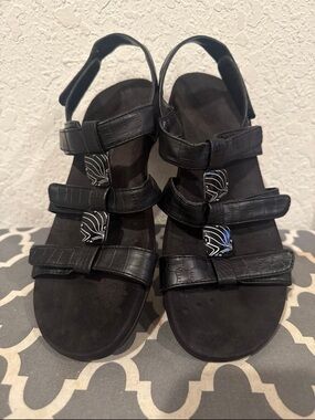 The Vionic Amber w/ Orthaheel in Black Croc effect